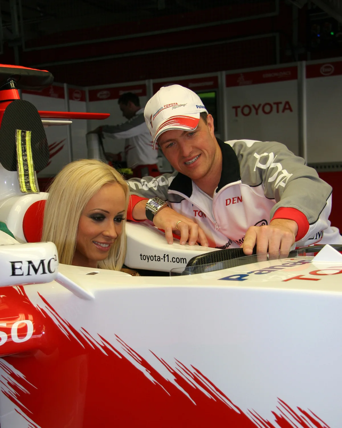 Cora Schumacher an einem Toyota-Formel-1-Rennwagen
